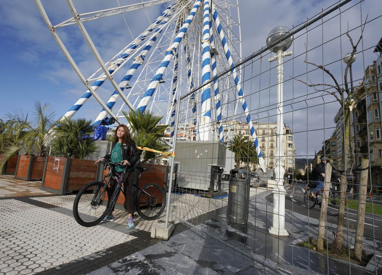 La atracción de 50 metros de altura abandona Alderdi Eder tras más de dos meses y medio. Desde que se instaló el 1 de diciembre de 2018 ha recibido una media de 3.000 viajeros al día