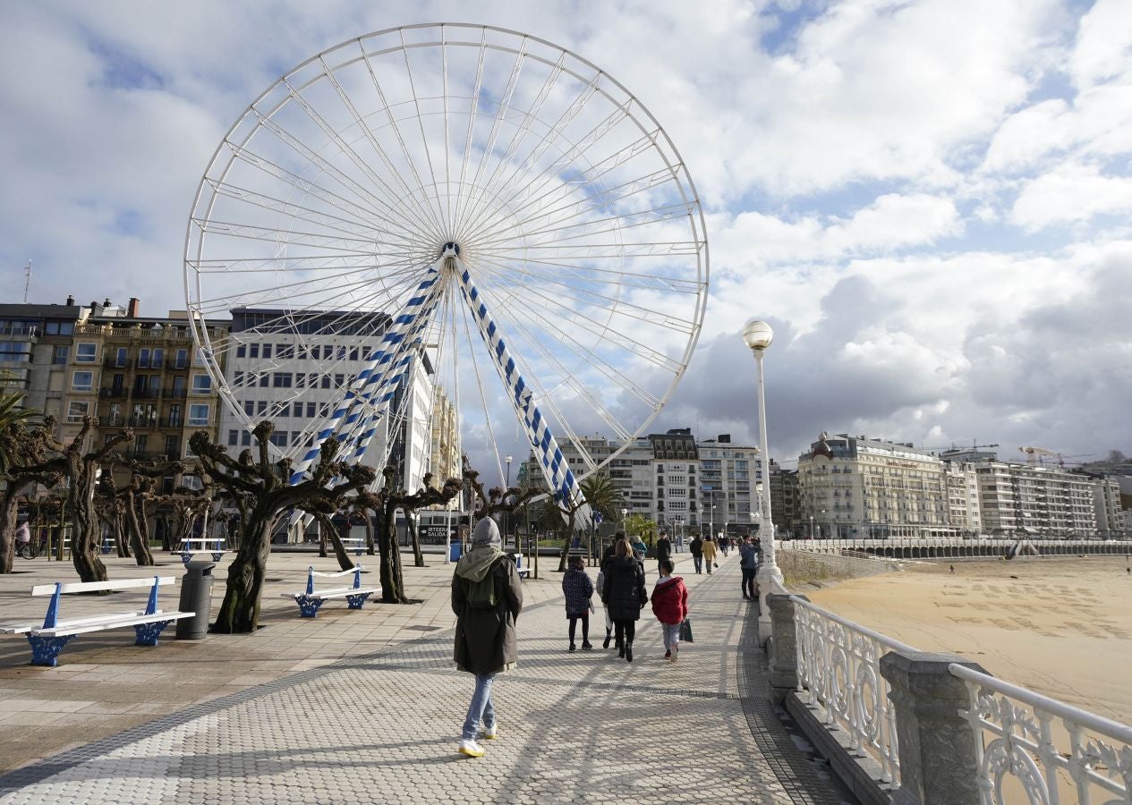 La atracción de 50 metros de altura abandona Alderdi Eder tras más de dos meses y medio. Desde que se instaló el 1 de diciembre de 2018 ha recibido una media de 3.000 viajeros al día