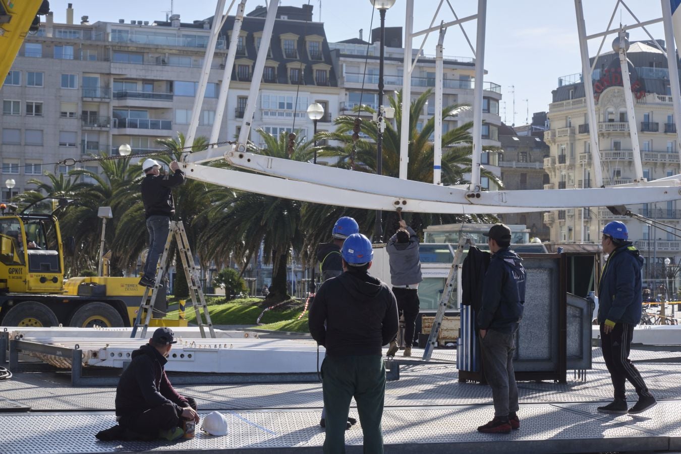 La atracción de 50 metros de altura abandona Alderdi Eder tras más de dos meses y medio. Desde que se instaló el 1 de diciembre de 2018 ha recibido una media de 3.000 viajeros al día