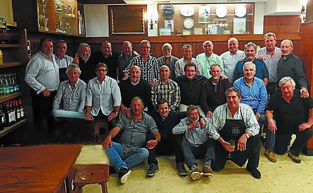 El grupo de exalumnos se reunió en la sociedad Artzak Ortzeok de Intxaurrondo Zaharra.