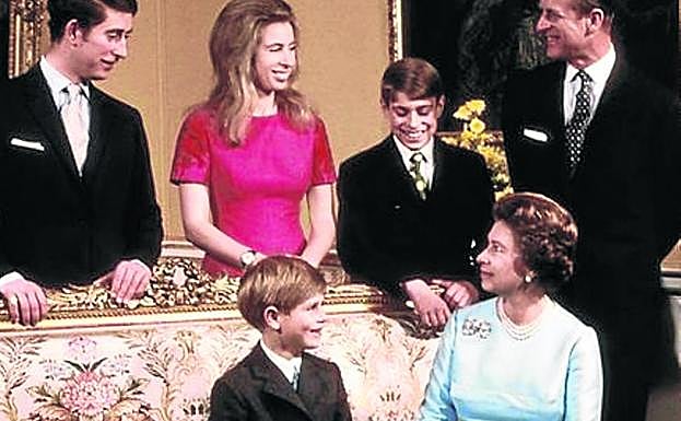 La reina, el duque y sus cuatro hijos, en una foto de familia. 