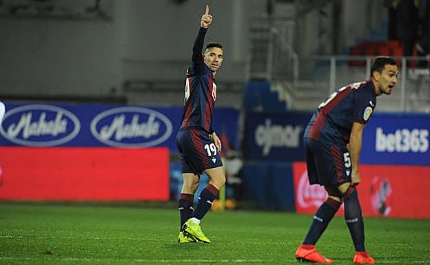 Charles celebra uno de sus goles.