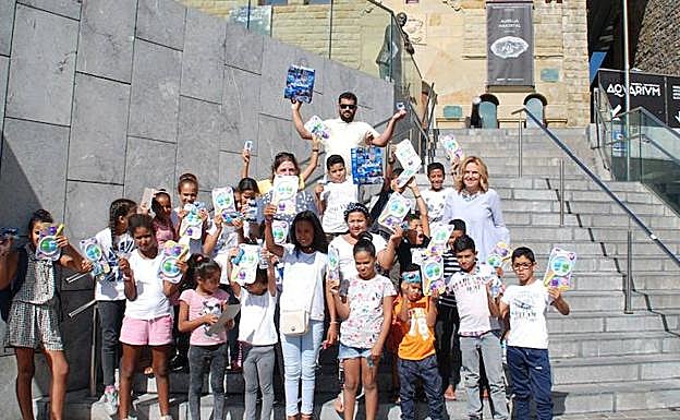 Niños saharauis posan frente al Aquarium, el pasado verano.