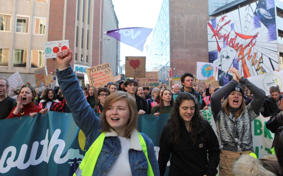 Estudiantes participan en manifestaciónes organizadas en Londres, Berlin, Bruselas... Miles de escolares en varias ciudades europeas no acudieron hoy a clase para sumarse a una campaña que pide medidas para frenar el cambio climático. 