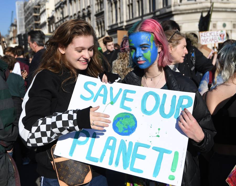 Estudiantes participan en manifestaciónes organizadas en Londres, Berlin, Bruselas... Miles de escolares en varias ciudades europeas no acudieron hoy a clase para sumarse a una campaña que pide medidas para frenar el cambio climático. 