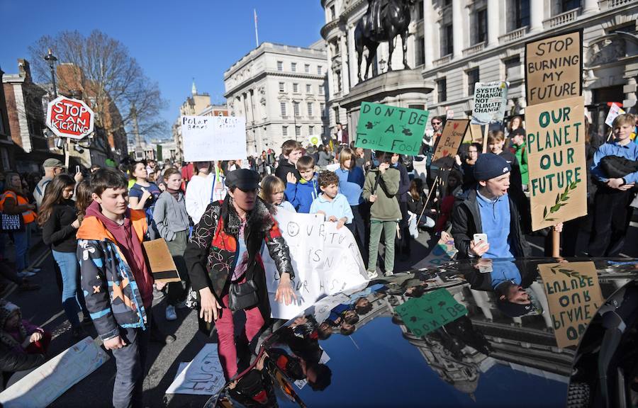 Estudiantes participan en manifestaciónes organizadas en Londres, Berlin, Bruselas... Miles de escolares en varias ciudades europeas no acudieron hoy a clase para sumarse a una campaña que pide medidas para frenar el cambio climático. 