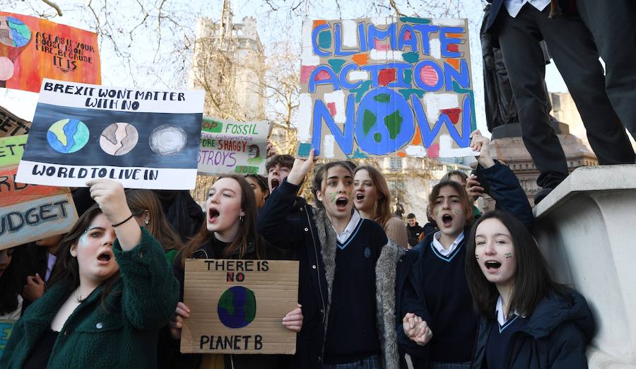 Estudiantes participan en manifestaciónes organizadas en Londres, Berlin, Bruselas... Miles de escolares en varias ciudades europeas no acudieron hoy a clase para sumarse a una campaña que pide medidas para frenar el cambio climático. 