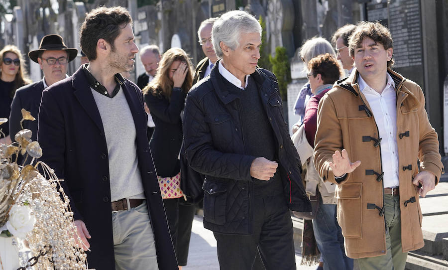 Familiares, amigos y representantes de los partidos constitucionalistas han acudido este sábado al cementerio de Polloe en San Sebastián para rendir homenaje a Fernando Múgica, 'Poto, el dirigente socialista y abogado asesinado a tiros por ETA en una céntrica calle de San Sebastián el 6 de febrero de 1996,