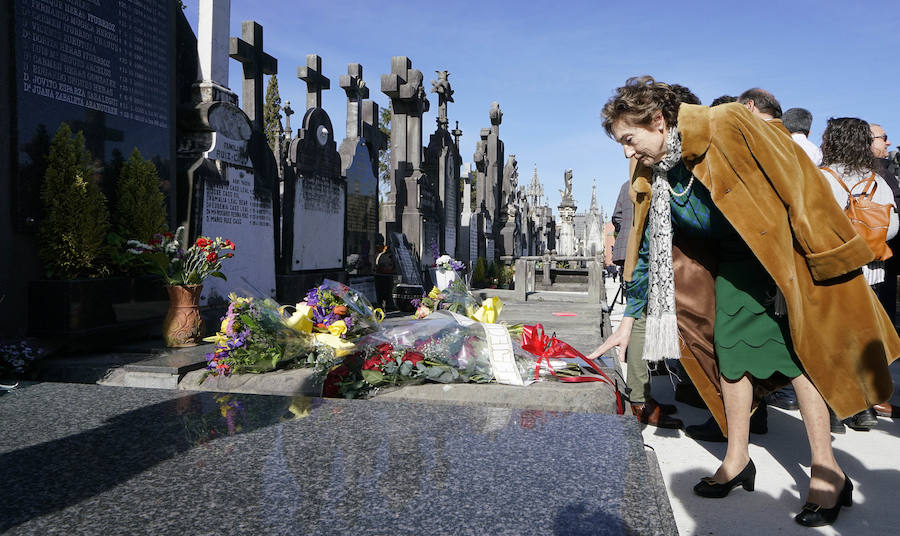 Familiares, amigos y representantes de los partidos constitucionalistas han acudido este sábado al cementerio de Polloe en San Sebastián para rendir homenaje a Fernando Múgica, 'Poto, el dirigente socialista y abogado asesinado a tiros por ETA en una céntrica calle de San Sebastián el 6 de febrero de 1996,