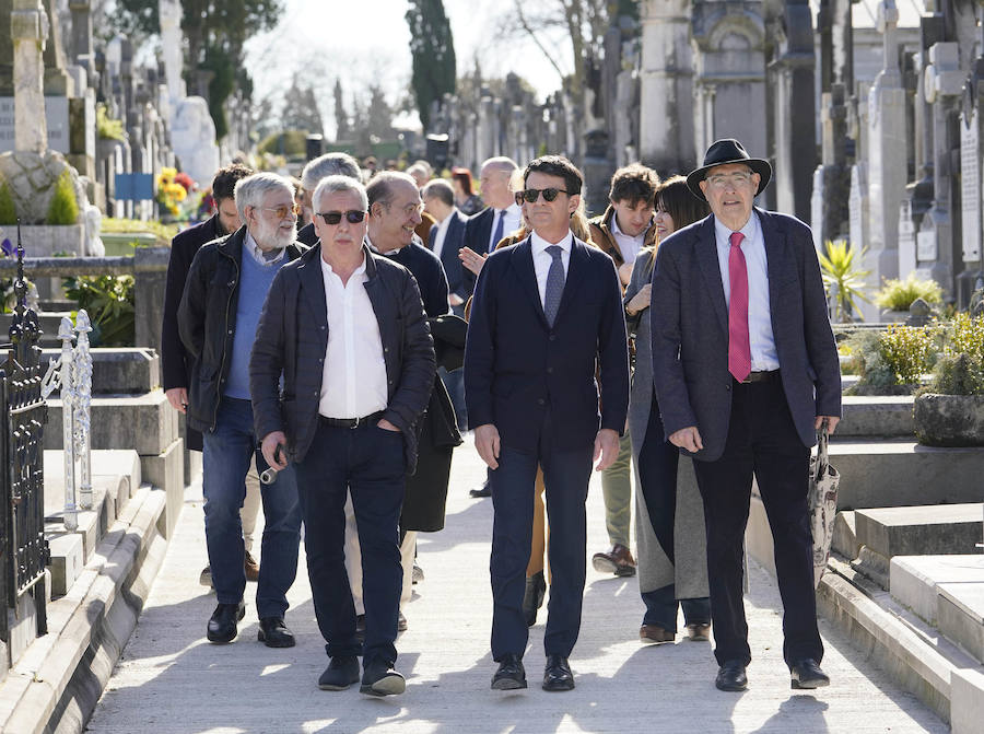 Familiares, amigos y representantes de los partidos constitucionalistas han acudido este sábado al cementerio de Polloe en San Sebastián para rendir homenaje a Fernando Múgica, 'Poto, el dirigente socialista y abogado asesinado a tiros por ETA en una céntrica calle de San Sebastián el 6 de febrero de 1996,