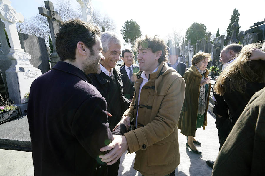 Familiares, amigos y representantes de los partidos constitucionalistas han acudido este sábado al cementerio de Polloe en San Sebastián para rendir homenaje a Fernando Múgica, 'Poto, el dirigente socialista y abogado asesinado a tiros por ETA en una céntrica calle de San Sebastián el 6 de febrero de 1996,