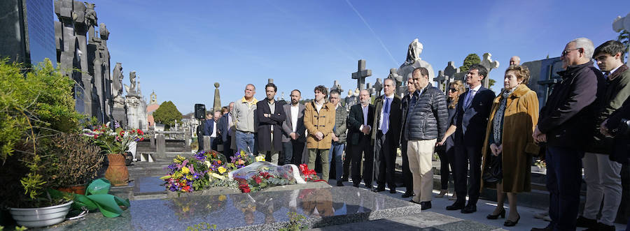 Familiares, amigos y representantes de los partidos constitucionalistas han acudido este sábado al cementerio de Polloe en San Sebastián para rendir homenaje a Fernando Múgica, 'Poto, el dirigente socialista y abogado asesinado a tiros por ETA en una céntrica calle de San Sebastián el 6 de febrero de 1996,
