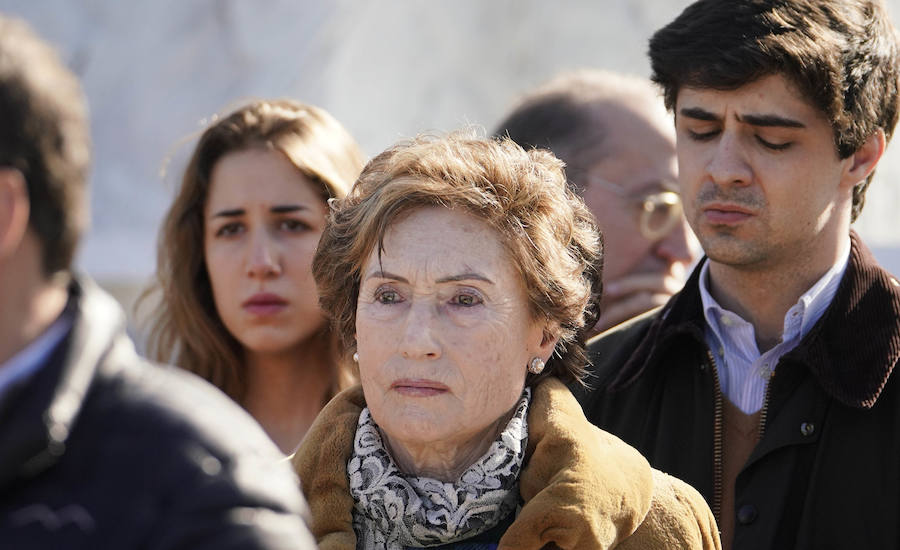 Familiares, amigos y representantes de los partidos constitucionalistas han acudido este sábado al cementerio de Polloe en San Sebastián para rendir homenaje a Fernando Múgica, 'Poto, el dirigente socialista y abogado asesinado a tiros por ETA en una céntrica calle de San Sebastián el 6 de febrero de 1996,