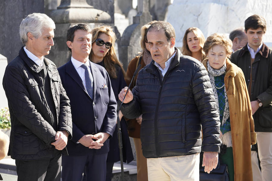 Familiares, amigos y representantes de los partidos constitucionalistas han acudido este sábado al cementerio de Polloe en San Sebastián para rendir homenaje a Fernando Múgica, 'Poto, el dirigente socialista y abogado asesinado a tiros por ETA en una céntrica calle de San Sebastián el 6 de febrero de 1996,