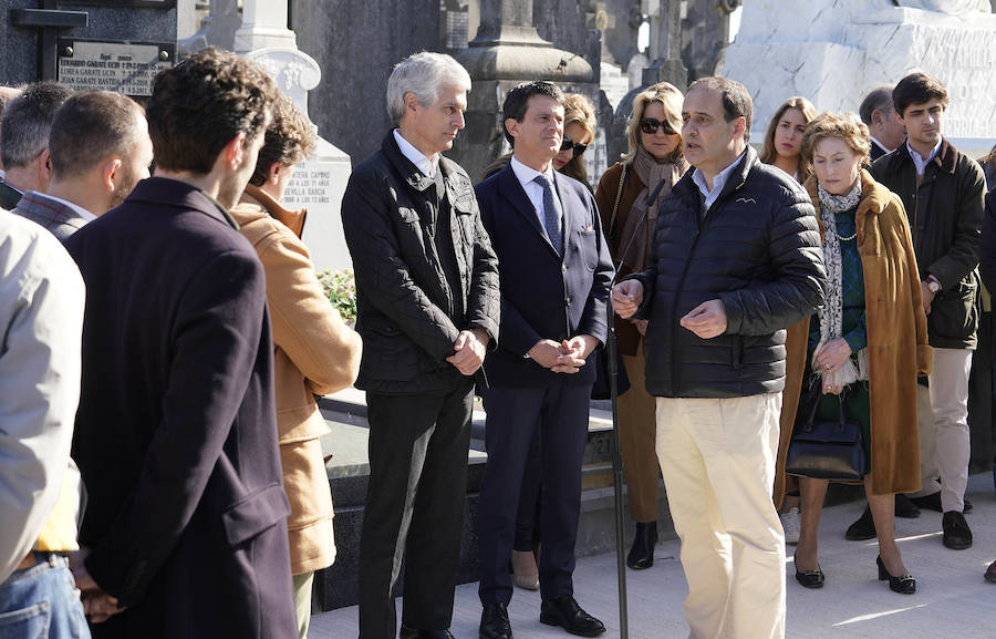 Familiares, amigos y representantes de los partidos constitucionalistas han acudido este sábado al cementerio de Polloe en San Sebastián para rendir homenaje a Fernando Múgica, 'Poto, el dirigente socialista y abogado asesinado a tiros por ETA en una céntrica calle de San Sebastián el 6 de febrero de 1996,
