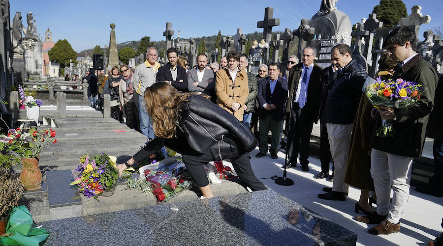 Familiares, amigos y representantes de los partidos constitucionalistas han acudido este sábado al cementerio de Polloe en San Sebastián para rendir homenaje a Fernando Múgica, 'Poto, el dirigente socialista y abogado asesinado a tiros por ETA en una céntrica calle de San Sebastián el 6 de febrero de 1996,