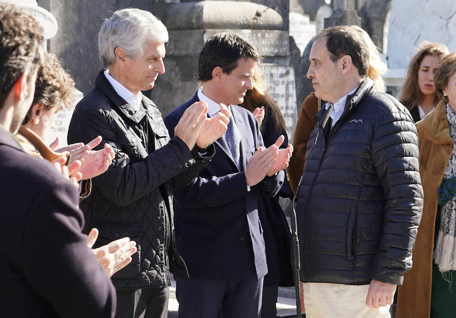 Familiares, amigos y representantes de los partidos constitucionalistas han acudido este sábado al cementerio de Polloe en San Sebastián para rendir homenaje a Fernando Múgica, 'Poto, el dirigente socialista y abogado asesinado a tiros por ETA en una céntrica calle de San Sebastián el 6 de febrero de 1996,