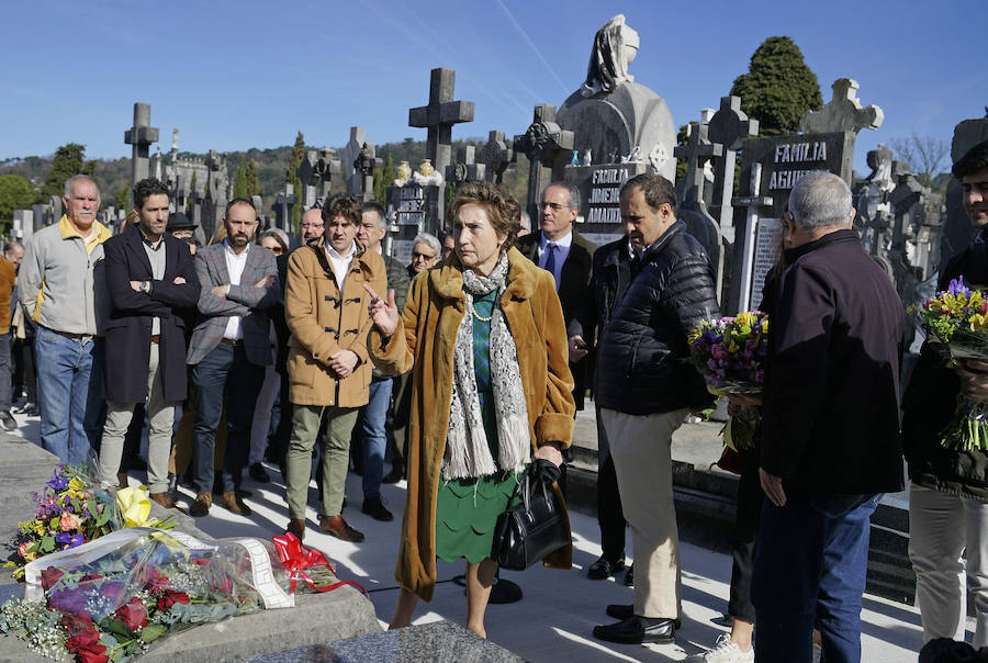 Familiares, amigos y representantes de los partidos constitucionalistas han acudido este sábado al cementerio de Polloe en San Sebastián para rendir homenaje a Fernando Múgica, 'Poto, el dirigente socialista y abogado asesinado a tiros por ETA en una céntrica calle de San Sebastián el 6 de febrero de 1996,