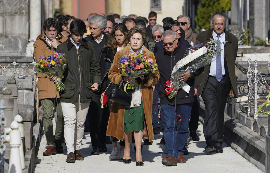 Familiares, amigos y representantes de los partidos constitucionalistas han acudido este sábado al cementerio de Polloe en San Sebastián para rendir homenaje a Fernando Múgica, 'Poto, el dirigente socialista y abogado asesinado a tiros por ETA en una céntrica calle de San Sebastián el 6 de febrero de 1996,