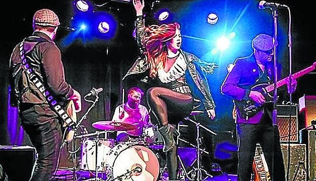 Evil Eva durante una actuación. 