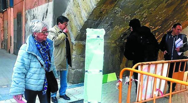 Visita. La alcaldesa ante uno de los arcos intervenidos actualmente.