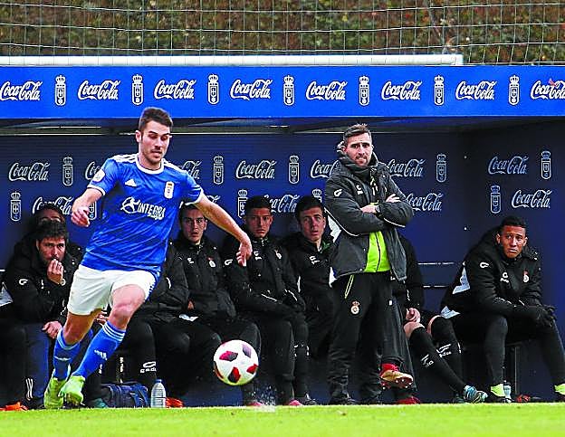 Juan Domínguez observa el avance de un jugador del Oviedo B.
