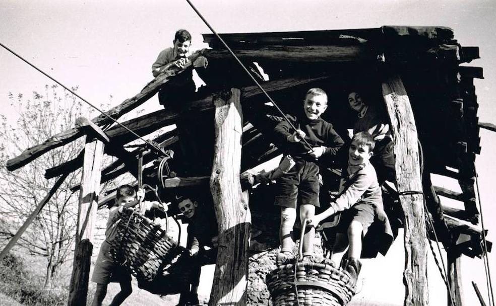 Chavales jugando en el 'ángulo' que formaba, para salvar una irregularidad del terreno, el cable aéreo que transportaba el carbón de la mina 'Garestiya'.