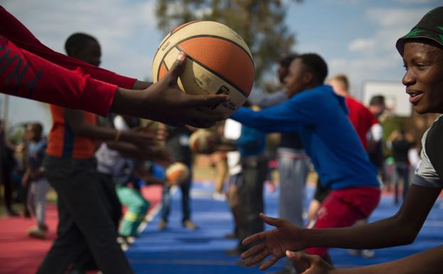 Algunos niños participando en un clínic durante la previa del partido 'NBA Africa Game' de 2017. 