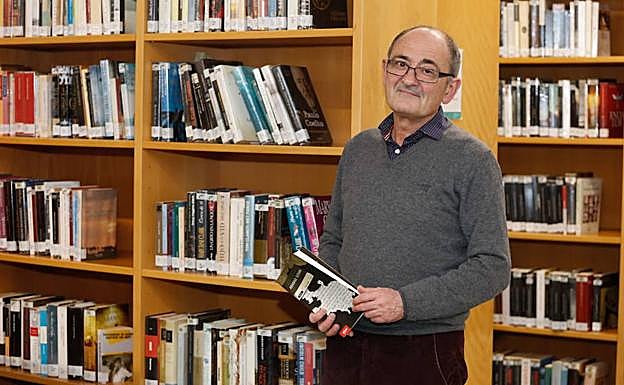 Iazko argazkian, Koldo Zuazo Gasteizen, eskuetan 'Arabako euskara' liburua duela. 