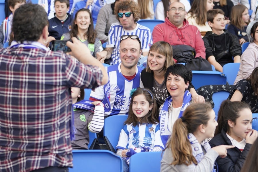 Los aficionados de la Real Sociedad se vuelcan con los jugadores, tal y como demostraron los más de 21.000 espectadores que acudieron a Anoeta para ver jugar a las de Arconada. 