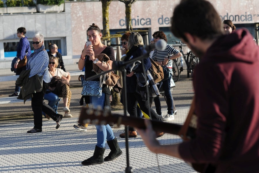 El sol y las altas tempetraturas se han asentado todo el fin de semana y piensan quedarse una semana más. Los vecinos de Donostia aprovechan el buen tiempo para pasar y sacarse fotos en el Paseo de la Concha.