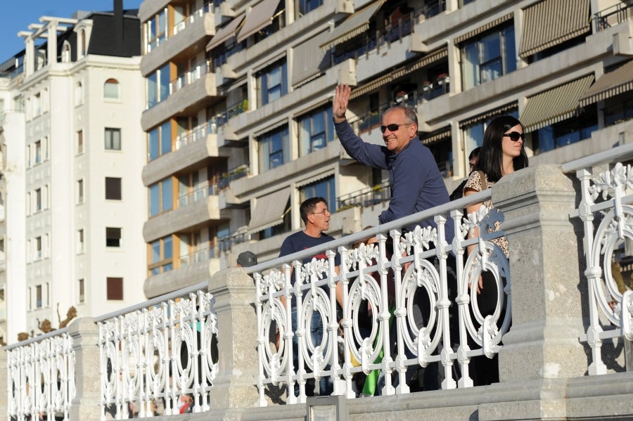 El sol y las altas tempetraturas se han asentado todo el fin de semana y piensan quedarse una semana más. Los vecinos de Donostia aprovechan el buen tiempo para pasar y sacarse fotos en el Paseo de la Concha.