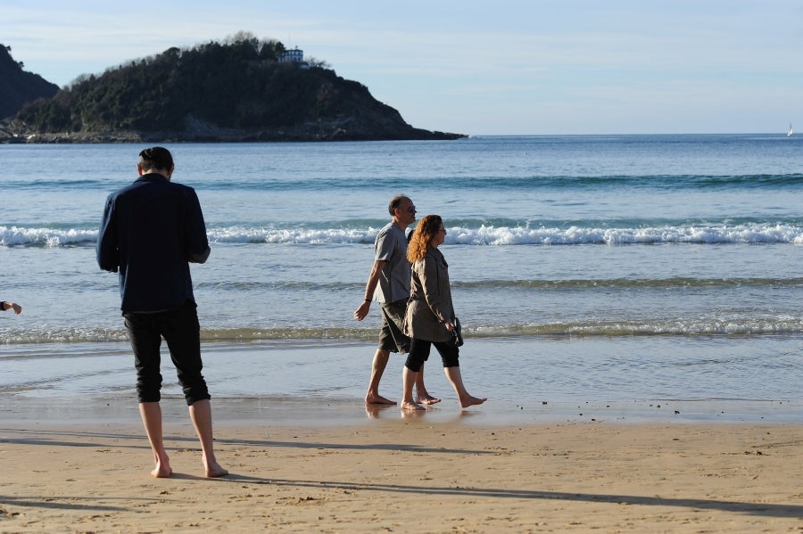 El sol y las altas tempetraturas se han asentado todo el fin de semana y piensan quedarse una semana más. Los vecinos de Donostia aprovechan el buen tiempo para pasar y sacarse fotos en el Paseo de la Concha.