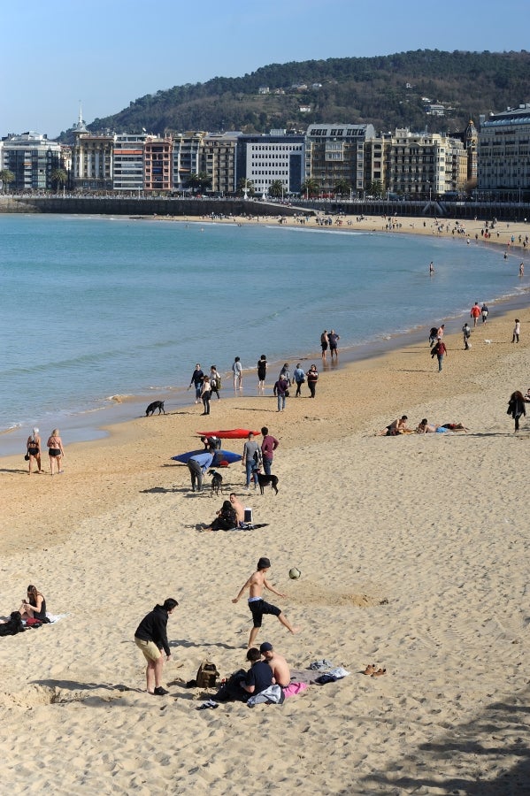 El sol y las altas tempetraturas se han asentado todo el fin de semana y piensan quedarse una semana más. Los vecinos de Donostia aprovechan el buen tiempo para pasar y sacarse fotos en el Paseo de la Concha.