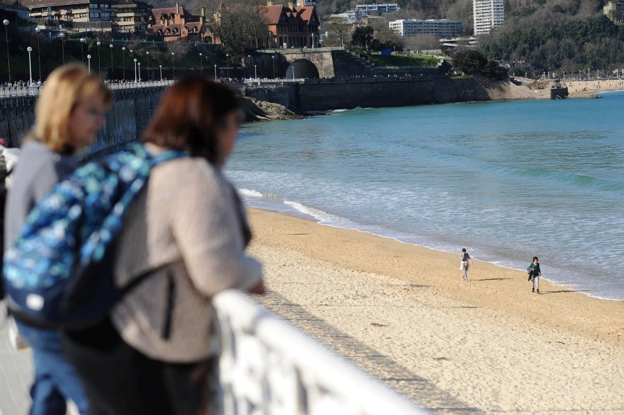El sol y las altas tempetraturas se han asentado todo el fin de semana y piensan quedarse una semana más. Los vecinos de Donostia aprovechan el buen tiempo para pasar y sacarse fotos en el Paseo de la Concha.
