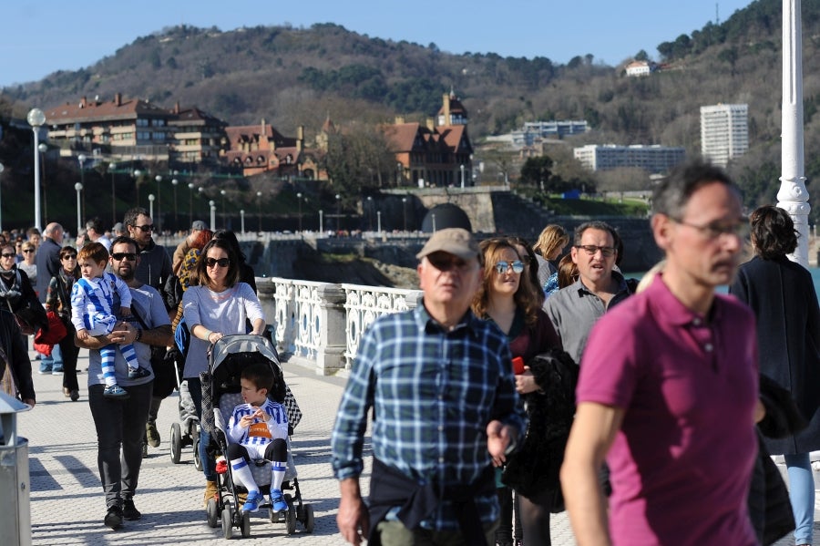 El sol y las altas tempetraturas se han asentado todo el fin de semana y piensan quedarse una semana más. Los vecinos de Donostia aprovechan el buen tiempo para pasar y sacarse fotos en el Paseo de la Concha.