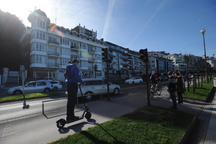 El sol y las altas tempetraturas se han asentado todo el fin de semana y piensan quedarse una semana más. Los vecinos de Donostia aprovechan el buen tiempo para pasar y sacarse fotos en el Paseo de la Concha.
