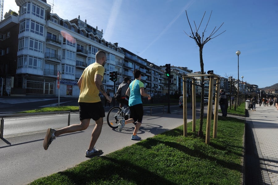 El sol y las altas tempetraturas se han asentado todo el fin de semana y piensan quedarse una semana más. Los vecinos de Donostia aprovechan el buen tiempo para pasar y sacarse fotos en el Paseo de la Concha.