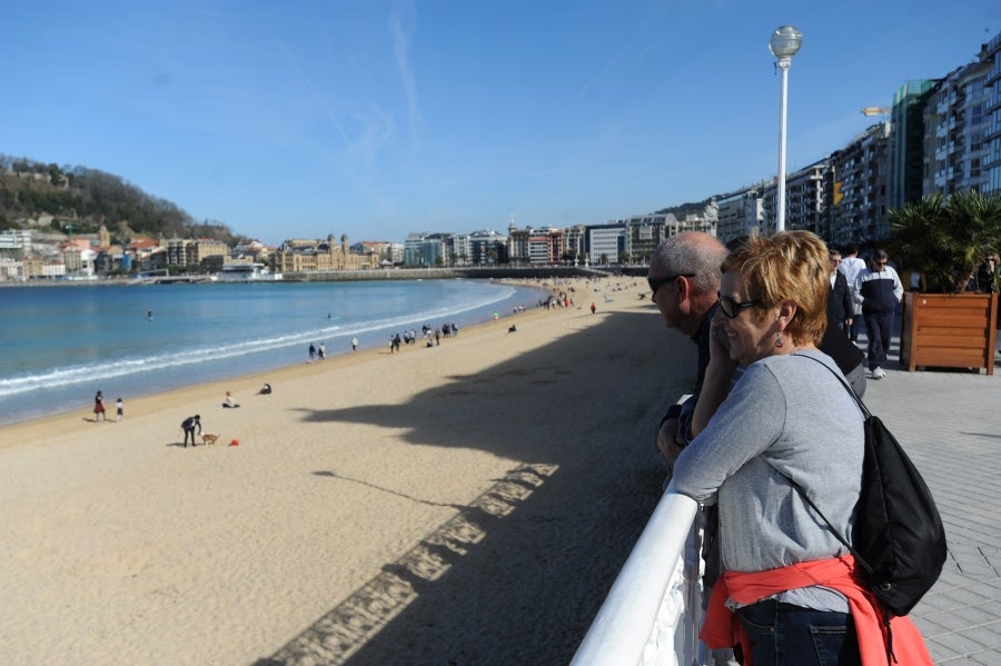 El sol y las altas tempetraturas se han asentado todo el fin de semana y piensan quedarse una semana más. Los vecinos de Donostia aprovechan el buen tiempo para pasar y sacarse fotos en el Paseo de la Concha.