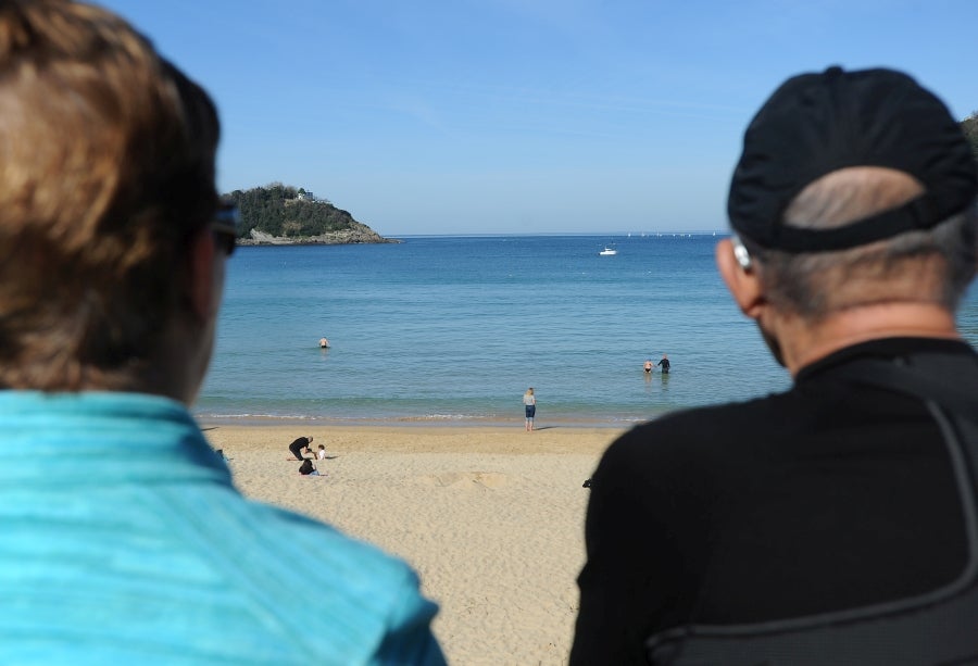 El sol y las altas tempetraturas se han asentado todo el fin de semana y piensan quedarse una semana más. Los vecinos de Donostia aprovechan el buen tiempo para pasar y sacarse fotos en el Paseo de la Concha.