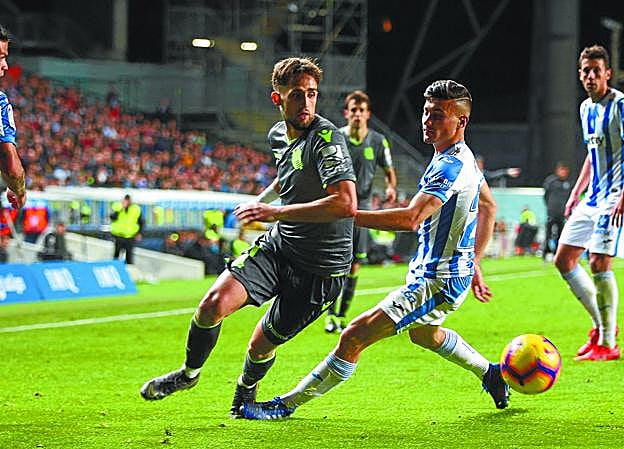 Januzaj se escapa del jugador del Leganés Óscar. Fue una pesadilla para la defensa madrileña. 