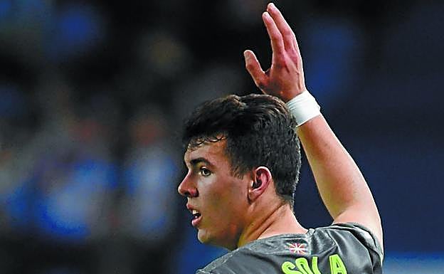 Sola hizo su debut con el dorsal 35. 