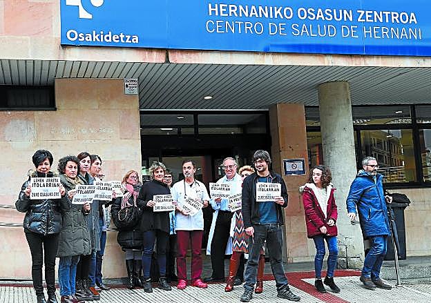 Concentración de protesta de los profesionales de Atención Primaria celebrada el pasado mes de enero en Hernani.