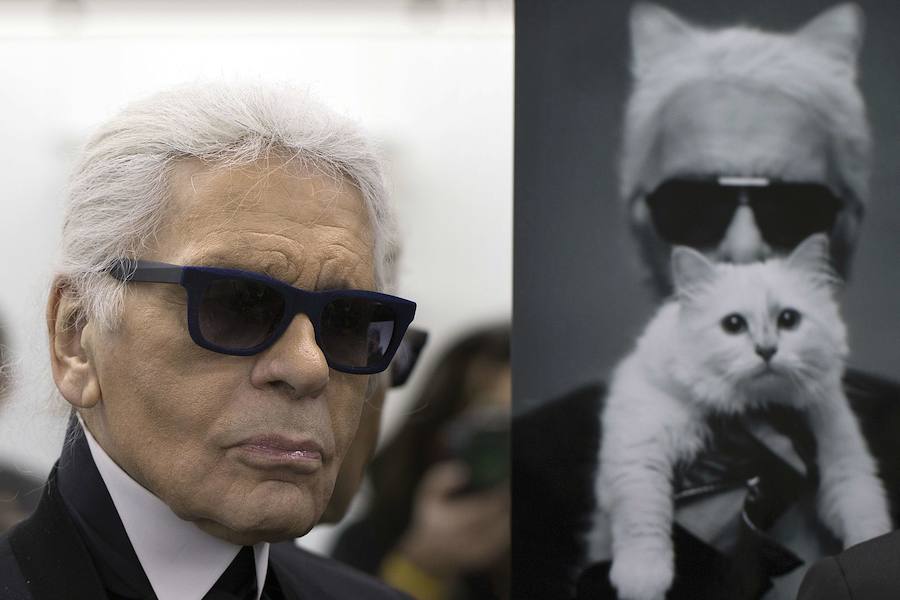 El diseñador alemán Karl Lagerfeld, conocido por haber dirigido las creaciones de la firma francesa Chanel desde 1983, ha fallecido este martes a los 85 años de edad.