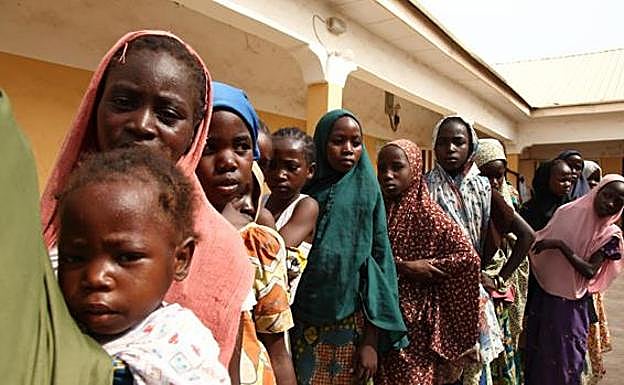 Un grupo de mujeres y niñas en Nigeria.