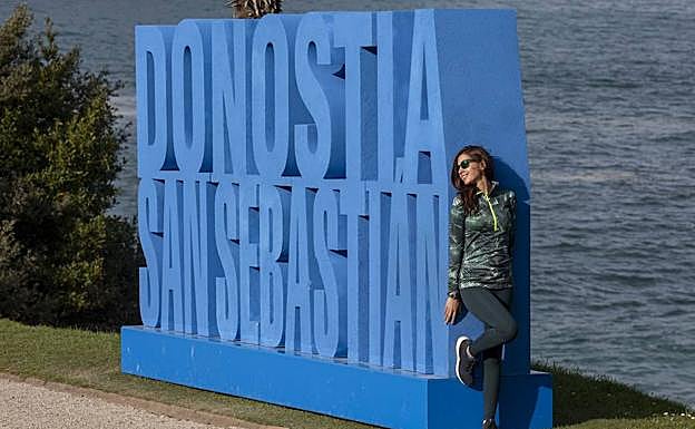 Magda, de Polonia, y Christina, de Alemania, posan frente a las letras en sus vacaciones en Donostia.