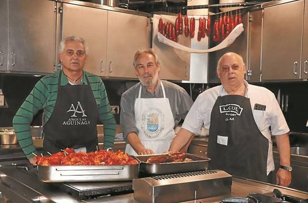 Los cocineros, capitaneados por Ángel Barrera, se encargaron de preparar los menús degustados por los socios. 