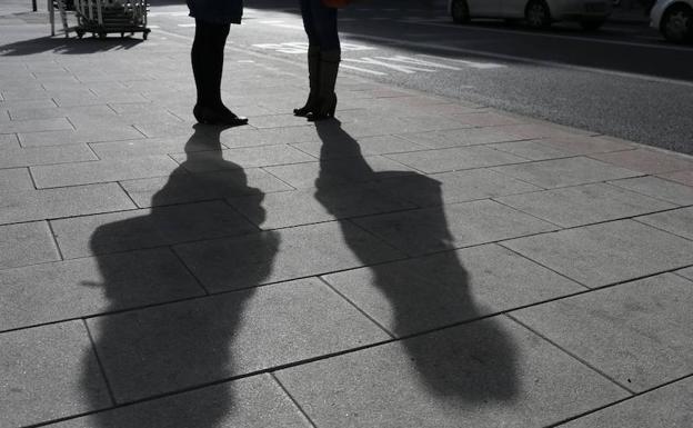 Las sombras de dos mujeres, cuyas hijas han sufrido abusos sexuales. 
