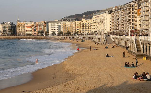 La playa de La Concha este miércoles con gente disfrutando del sol.