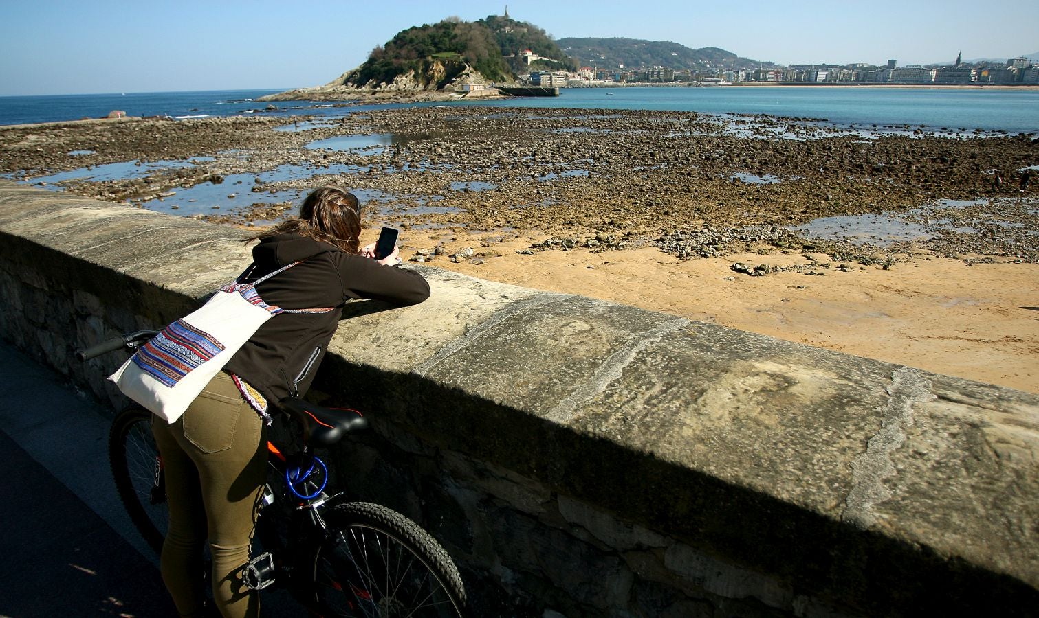 Las mareas vivas de estos días están dejando imágenes impresionantes en la costa guipuzcoana. Este jueves por la mañana el fondo marino de la playa donostiarra de Ondarreta ha quedado a la vista de los curiosos.